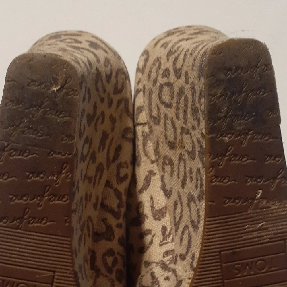 Toms Women's Shoes Canvas Peep Toe Wedge Heels Leopard Cheetah Print Slip On 7‎